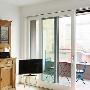 Joivy Stylish 1-bedroom Flat Милан